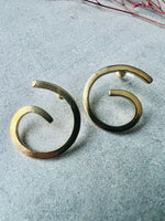 E61133 Boucles d'oreilles puces grandes spirales - Karine Sultan - Vignette | Karine Sultan