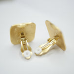 E70760 Boucles d'oreilles clips carrées texturées - Karine Sultan - Vignette | Karine Sultan