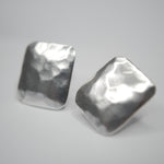 E70760 Boucles d'oreilles clips carrées texturées - Karine Sultan - Vignette | Karine Sultan