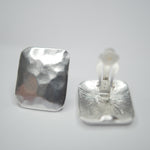 E70760 Boucles d'oreilles clips carrées texturées - Karine Sultan - Vignette | Karine Sultan