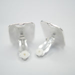 E70760 Boucles d'oreilles clips carrées texturées - Karine Sultan - Vignette | Karine Sultan