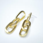 E71000 Boucles d'oreilles pendantes linéaires maillons épais - Karine Sultan - Vignette | Karine Sultan