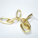 E71000 Boucles d'oreilles pendantes linéaires maillons épais - Karine Sultan - Vignette | Karine Sultan