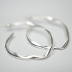 E71032 Boucles d'oreilles Créole irrégulière - Karine Sultan - Vignette | Karine Sultan