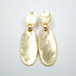 E71067 Boucles d'oreilles clips goutte ovale texturée - Karine Sultan - Vignette | Karine Sultan