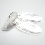 E71067 Boucles d'oreilles clips goutte ovale texturée - Karine Sultan - Vignette | Karine Sultan