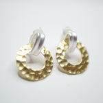 E71086 Boucles d'oreilles clips heurtoir martelé - Karine Sultan - Vignette | Karine Sultan