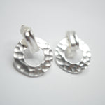 E71086 Boucles d'oreilles clips heurtoir martelé - Karine Sultan - Vignette | Karine Sultan