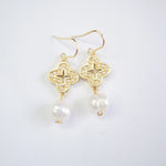 E71616 Boucles d'oreilles Perle blanche - Karine Sultan - Vignette | Karine Sultan