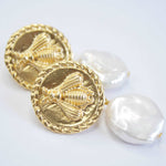 E71647 Boucles d'oreilles clips abeille clip & perle plate - Karine Sultan - Vignette | Karine Sultan