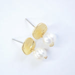 E71691 Boucles d'oreilles Perle blanche plate - Karine Sultan - Vignette | Karine Sultan