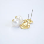 E71691 Boucles d'oreilles Perle blanche plate - Karine Sultan - Vignette | Karine Sultan