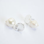 E71691 Boucles d'oreilles Perle blanche plate - Karine Sultan - Vignette | Karine Sultan