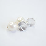 E71691 Boucles d'oreilles Perle blanche plate - Karine Sultan - Vignette | Karine Sultan