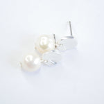 E71691 Boucles d'oreilles Perle blanche plate - Karine Sultan - Vignette | Karine Sultan