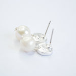 E71691 Boucles d'oreilles Perle blanche plate - Karine Sultan - Vignette | Karine Sultan