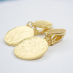 E71732 Boucles d'oreilles clips goutte pièce plate martelée - Karine Sultan - Vignette | Karine Sultan