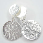 E71732 Boucles d'oreilles clips goutte pièce plate martelée - Karine Sultan - Vignette | Karine Sultan