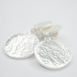 E71732 Boucles d'oreilles clips goutte pièce plate martelée - Karine Sultan - Vignette | Karine Sultan