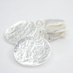 E71732 Boucles d'oreilles clips goutte pièce plate martelée - Karine Sultan - Vignette | Karine Sultan