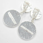 E71732 Boucles d'oreilles clips goutte pièce plate martelée - Karine Sultan - Vignette | Karine Sultan