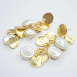 E72509 Boucles d'oreilles lustre pièces et perles plates - Karine Sultan - Vignette | Karine Sultan