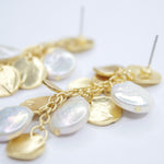 E72509 Boucles d'oreilles lustre pièces et perles plates - Karine Sultan - Vignette | Karine Sultan