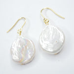 E72516 Boucles d'oreilles pendantes grandes perles plates - Karine Sultan - Vignette | Karine Sultan