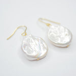 E72516 Boucles d'oreilles pendantes grandes perles plates - Karine Sultan - Vignette | Karine Sultan