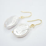 E72516 Boucles d'oreilles pendantes grandes perles plates - Karine Sultan - Vignette | Karine Sultan