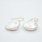 E72516 Boucles d'oreilles pendantes grandes perles plates - Karine Sultan - Vignette | Karine Sultan