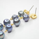 E75511 Boucles d'oreilles pendantes linéaires perles Paon - Karine Sultan - Vignette | Karine Sultan