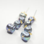 E75511 Boucles d'oreilles pendantes linéaires perles Paon - Karine Sultan - Vignette | Karine Sultan