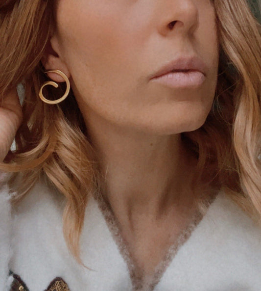 E61133 Boucles d'oreilles puces grandes spirales - Karine Sultan - Karine Sultan