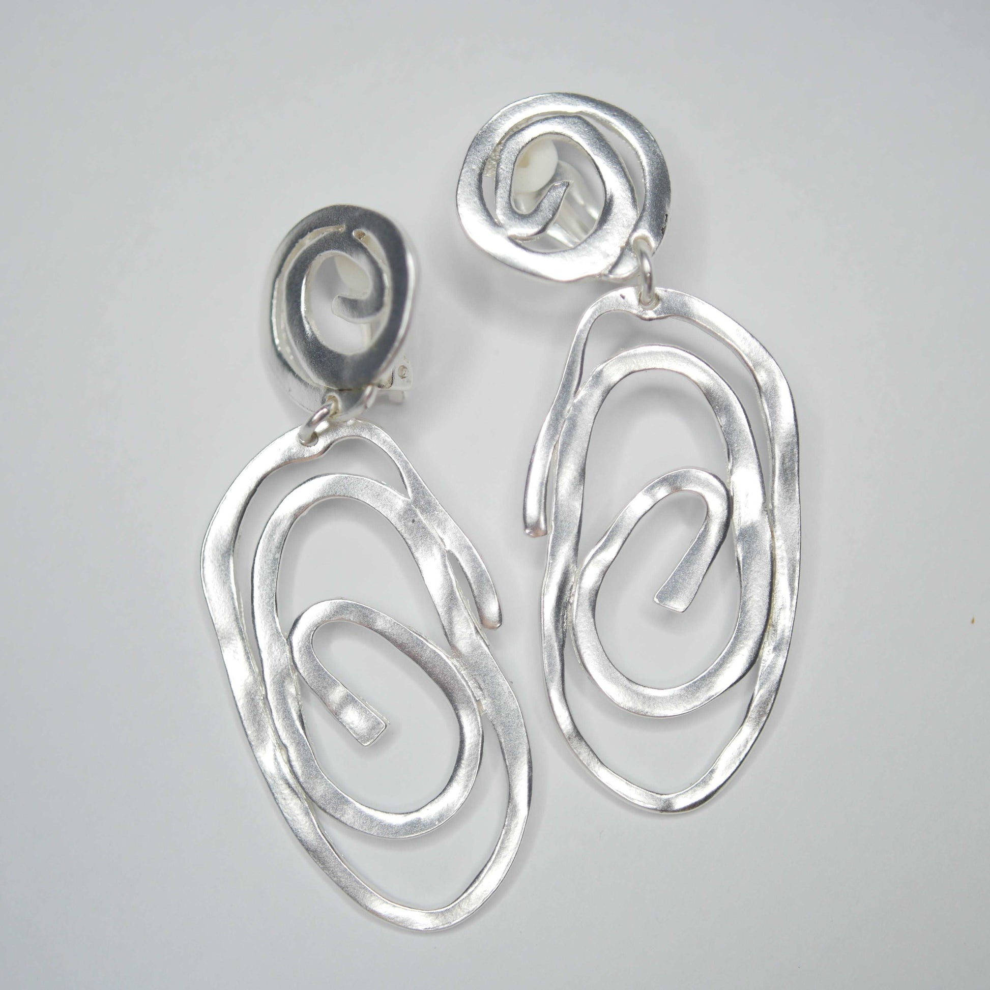 E70800 Boucles d'oreilles clips goutte tourbillonnante - Karine Sultan