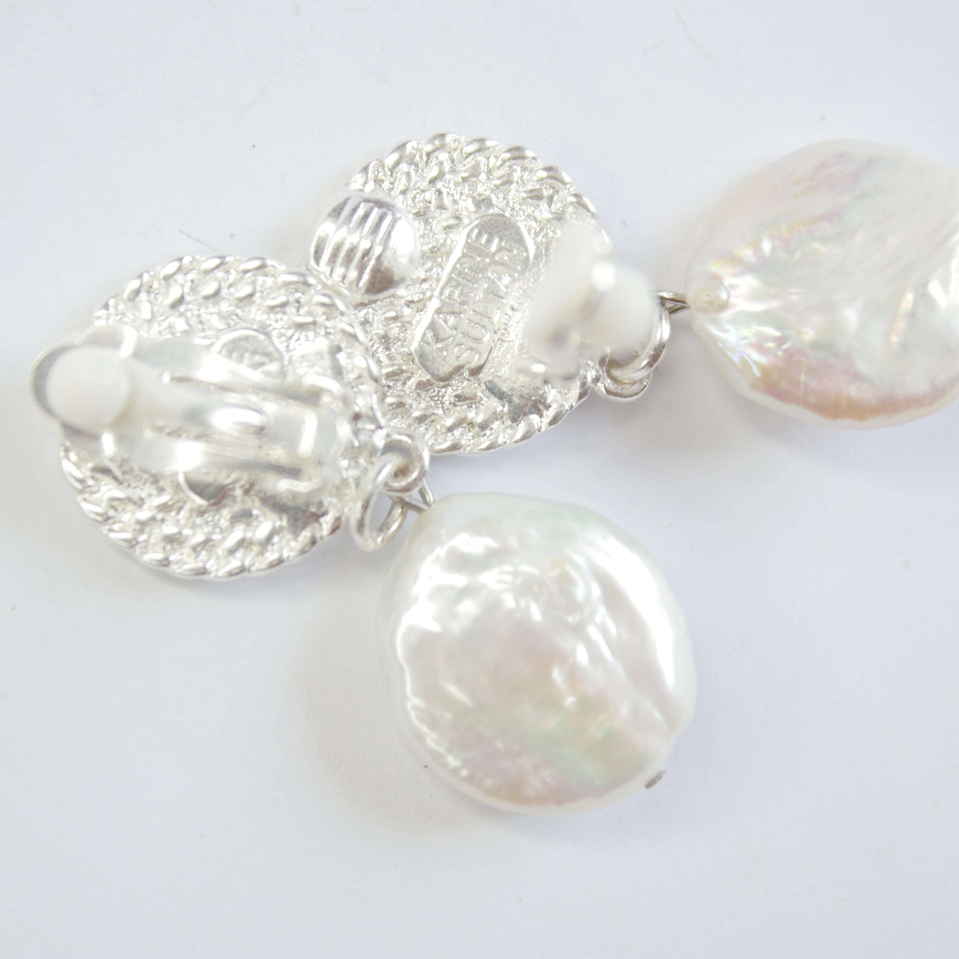 E71645 Boucles d'oreilles clips disques & perles plates - Karine Sultan