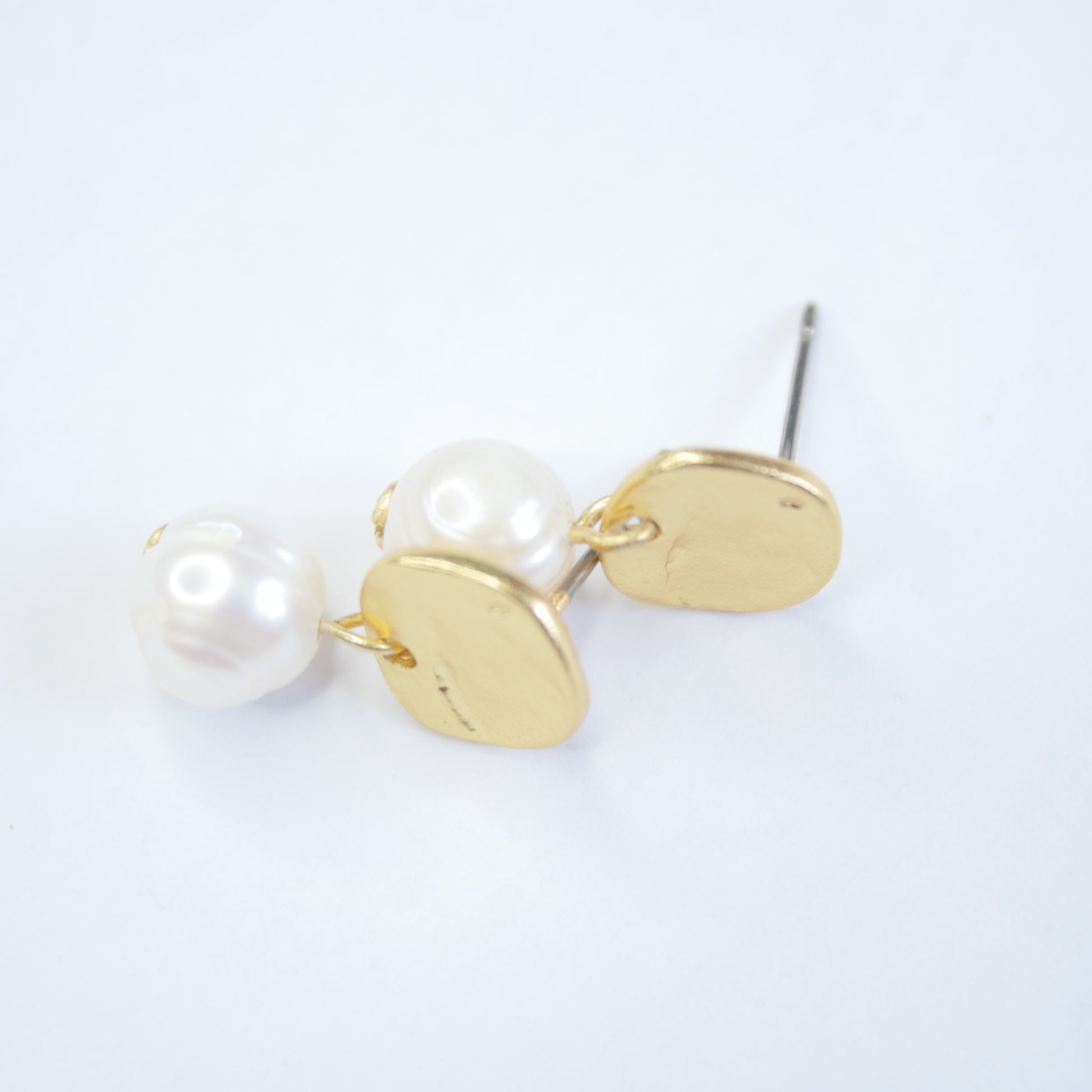 E71691 Boucles d'oreilles Perle blanche plate - Karine Sultan - Karine Sultan