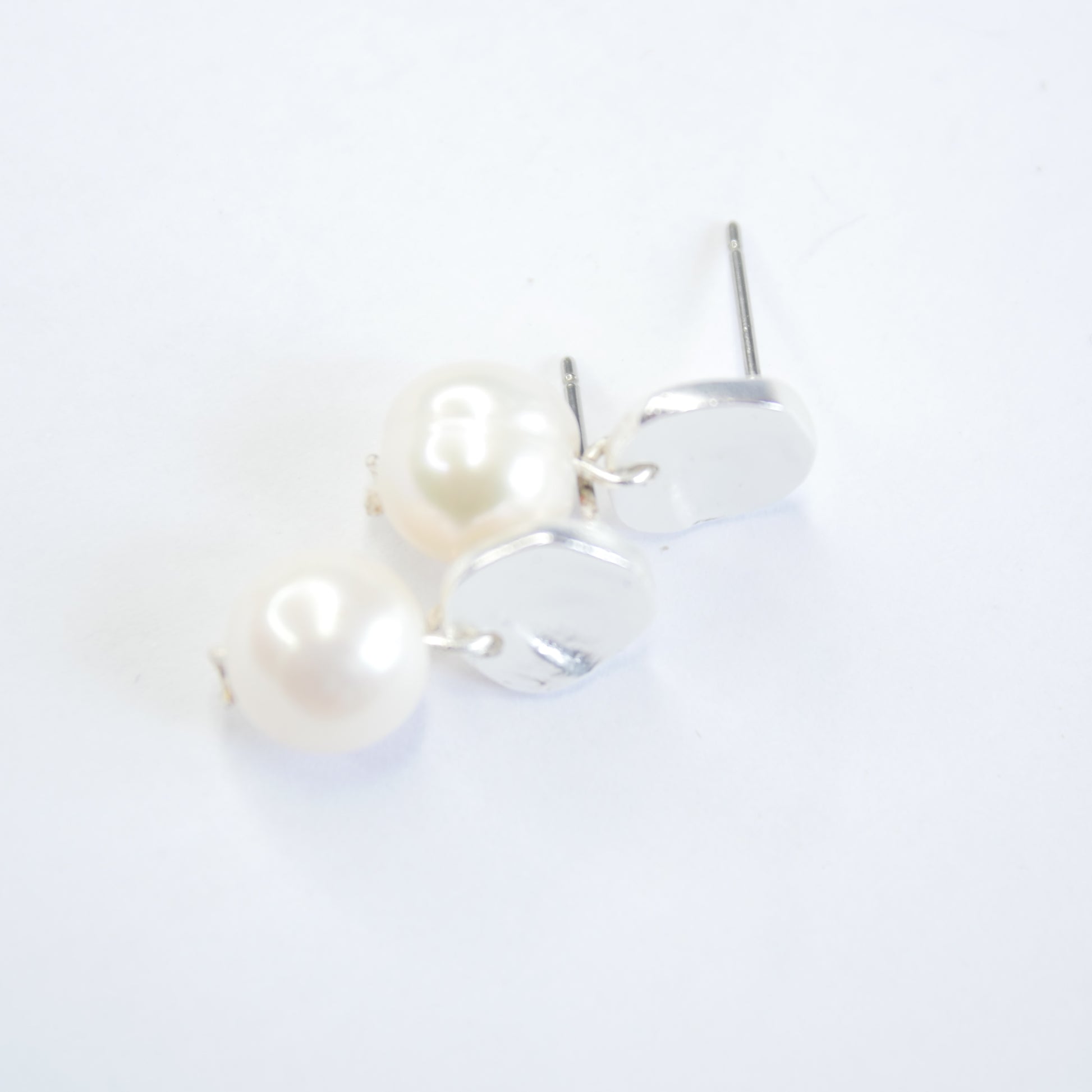 E71691 Boucles d'oreilles Perle blanche plate - Karine Sultan - Karine Sultan